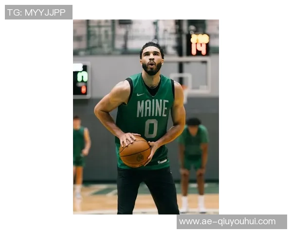 科塔赞塔图姆在场上如教练般引领队伍积极发声助力团队前行